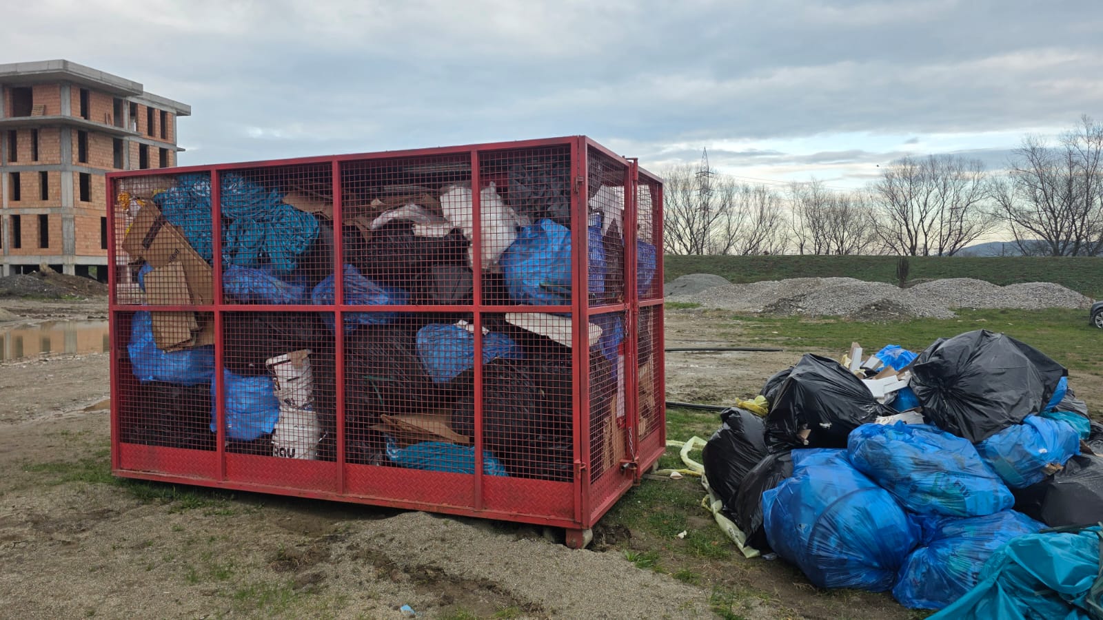 Închiriere utilaje și containere